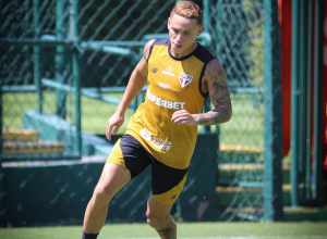 Maik fora do São Paulo? Lateral recebe propostas do exterior por Maik e avalia futuro de promess...