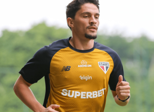 O volante Pablo Maia, que passou por cirurgia para correção de fraturas no nariz e na face, tre...