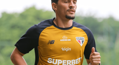 O volante Pablo Maia, que passou por cirurgia para correção de fraturas no nariz e na face, tre...
