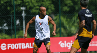 Quem também esteve no gramado foi o volante Pablo Maia, que passou por cirurgia no dia 10 de abr...